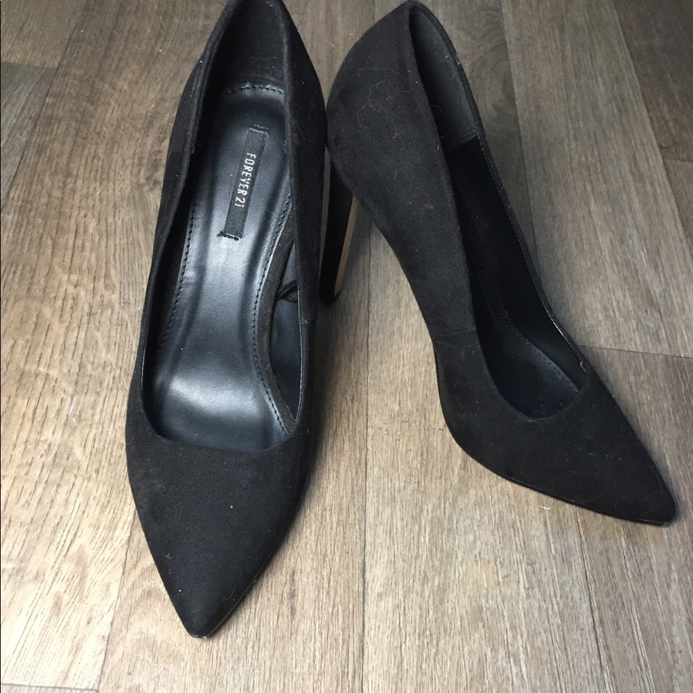 Black heeled pumps